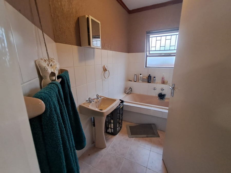 5 Bedroom Property for Sale in Langenhovenpark Free State